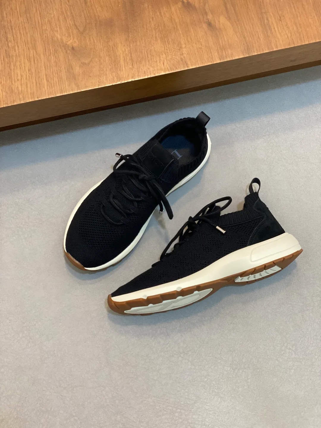 Factory price: 438💰Dior’s latest men’s fashion sneakers. This item draws inspiration from retro jogging shoes. Featuring a thick, low-top design, it features a mesh fabric upper and an ultra-light rubber foam sole. The side is decorated with an embossed "Di~r" logo. Code number: 39-44 (order 38, 45, 46)